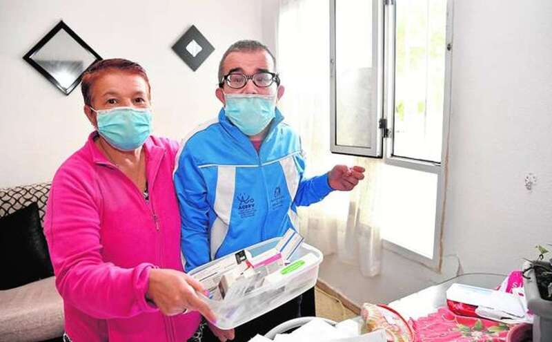  Teresa Rodríguez y su hijo posan con las pastillas que necesita a diario/Juan Carlos Alonso/C7.